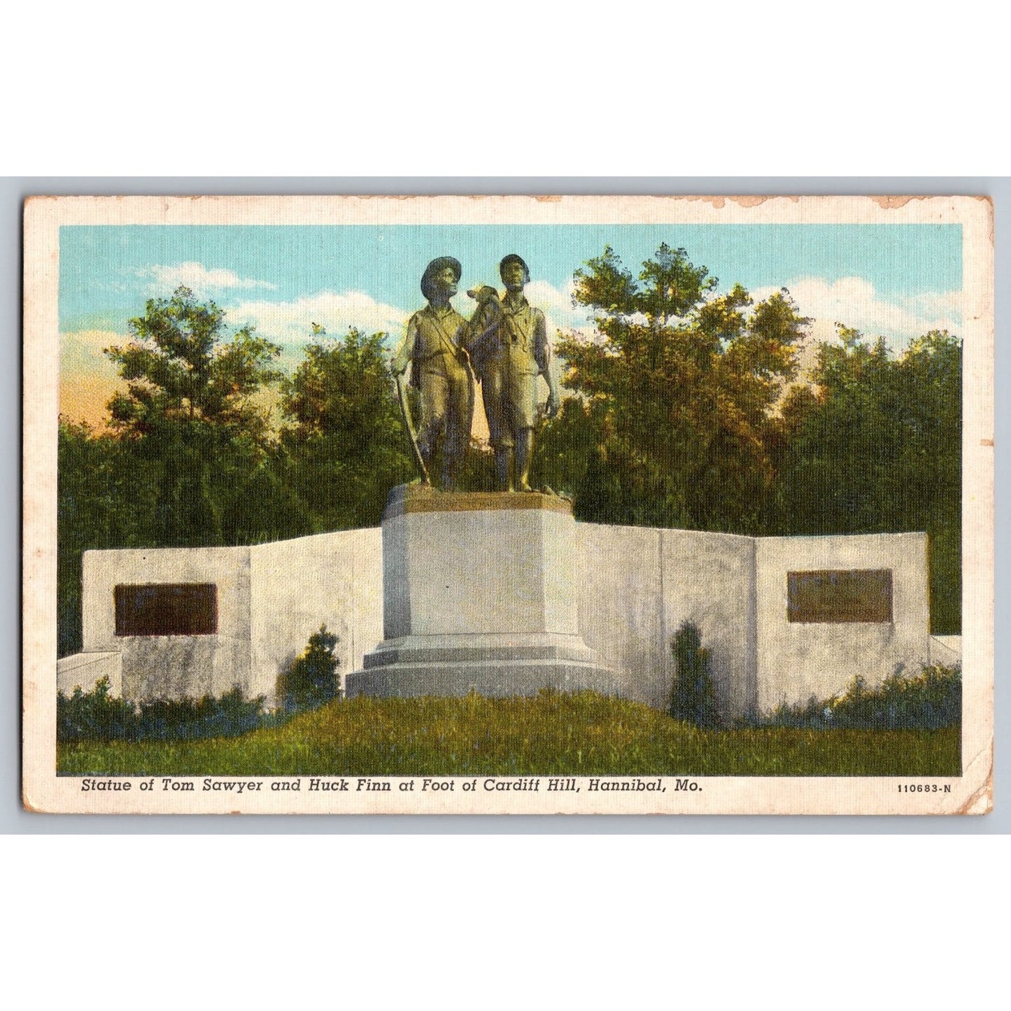 Hannibal MO Missouri Tom Sawyer and Huck Finn Statue White Border Postcard Unused