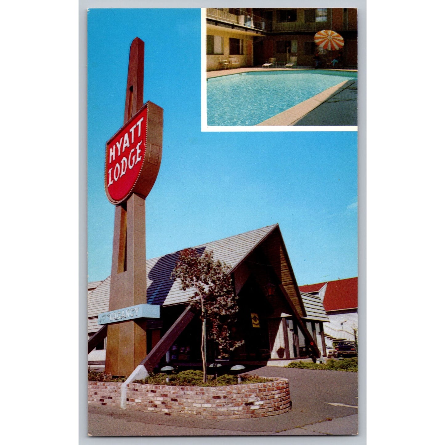 Oakland CA California Hyatt Lodge Motel & Pool Scene Chrome Postcard Unused