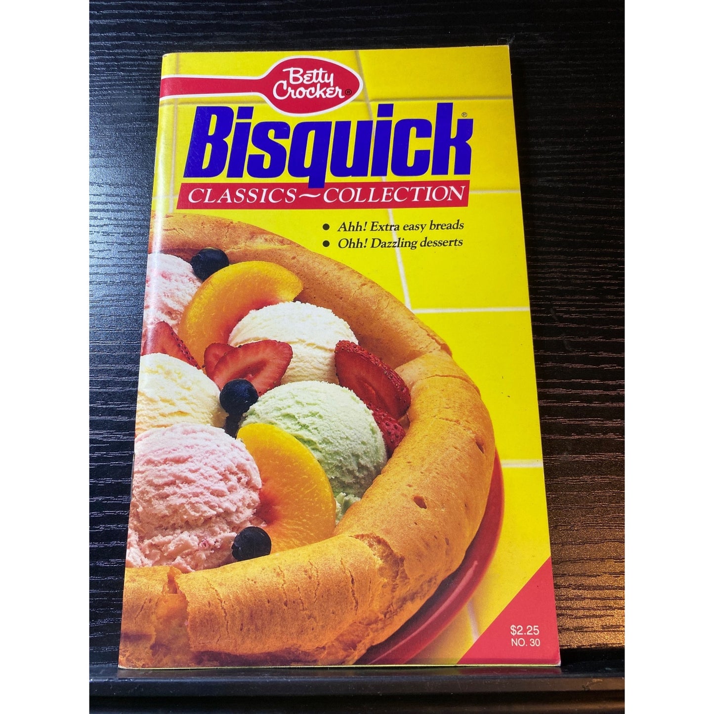 Betty Crocker Bisquick Classics Cookbook Booklet 1988 Breads Desserts Snacks