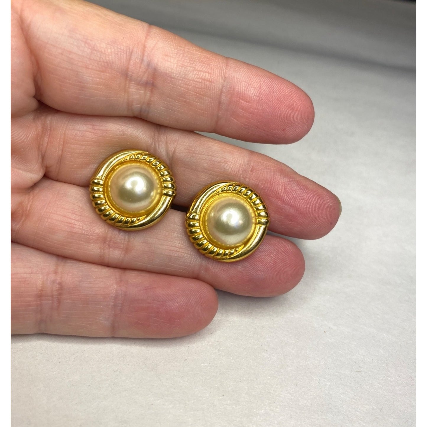 Vintage Classic Gold-Tone Screw Back Earrings With Faux Pearl Center Jaclyn Smith