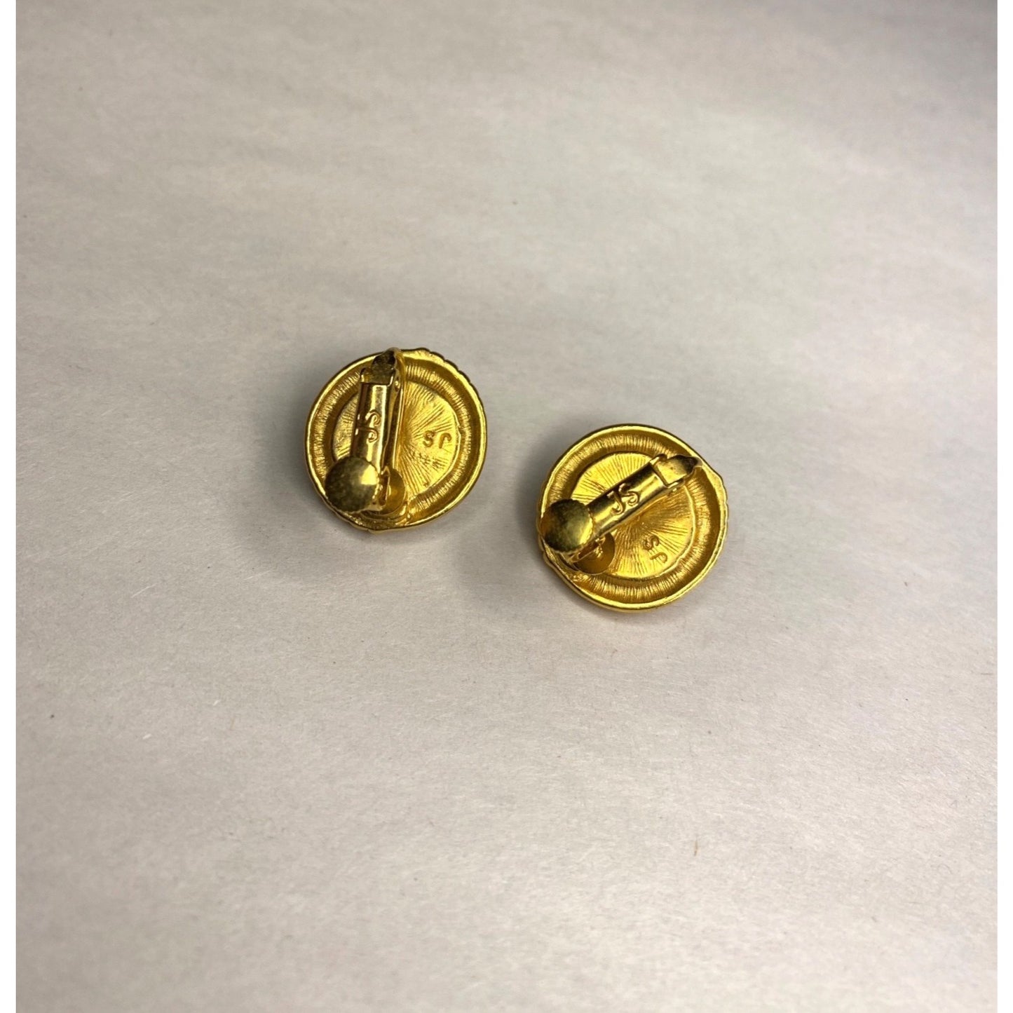 Vintage Classic Gold-Tone Screw Back Earrings With Faux Pearl Center Jaclyn Smith